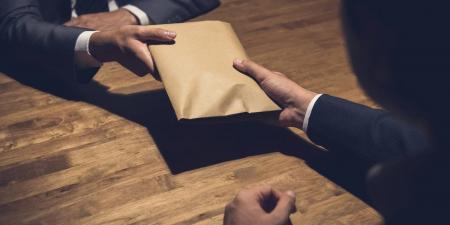 الرقابة الإدارية تُعلن القبض على عدد من المسؤولين "بتهم الفساد في ملف مخالفات البناء" - اخبارك الان