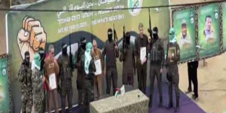 حماس تصف مشاهد تسليم المحتجزين الإسرائيليين بالعظيمة وتؤكد التزامها بالقيم الإنسانية والقانون الدولي - اخبارك الان