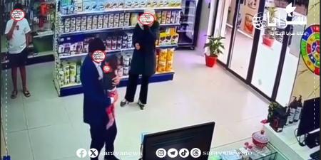 بالفيديو .. صيدلي ينقذ طفلة من الاختناق داخل صيدلية في مادبا - اخبارك الان