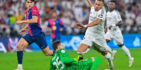 الكشف عن طاقم التحكيم الذي سيدير الكلاسيكو بين ريال مدريد وبرشلونة - اخبارك الان