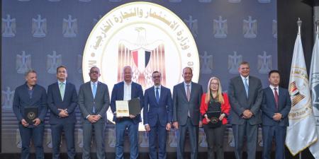 وزير الاستثمار يسلم 6 رخص ذهبية جديدة لعدد من المشروعات الاستثمارية - اخبارك الان
