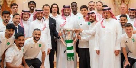 أخبار الرياضة - الأمير محمد بن سلمان يستقبل فريق الأهلي السعودي - اخبارك الان