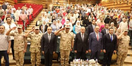 محافظ المنيا يكرم عددًا من أسر الشهداء والمصابين - اخبارك الان