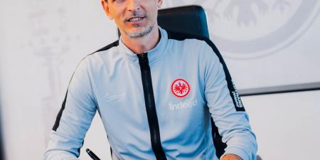 فرانكفورت يمدد عقد مدربه توبمولر حتى 2028 - اخبارك الان
