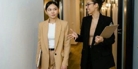 دليل المرأة العاملة لاختيار ملابس أنيقة ومريحة للعمل - اخبارك الان