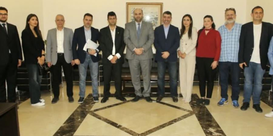 وزير الصحة عرض مع نقيب الصيادلة شؤون القطاع واستقبل رائف رضا - اخبارك الان