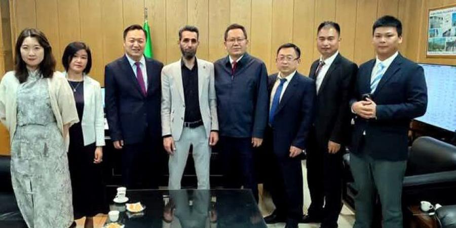 مدير مؤسسة الكهرباء يبحث مع رجال أعمال صينيين تعزيز الاستثمارات في ‏مجال الطاقة - اخبارك الان