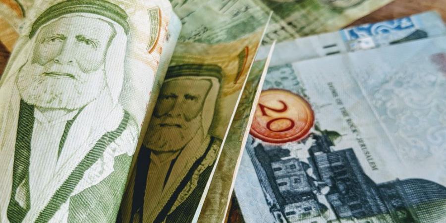 استطلاع رأي: 29% من الأردنيين يرون أن على الحكومة الحد من الفقر ومعالجة البطالة - اخبارك الان