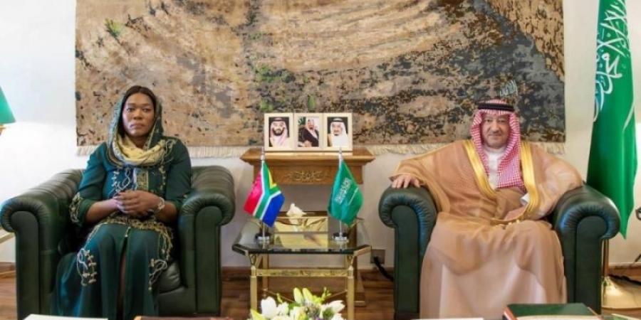 الخريجي يستقبل نائبة وزير العلاقات الدولية والتعاون بجنوب أفريقيا - اخبارك الان