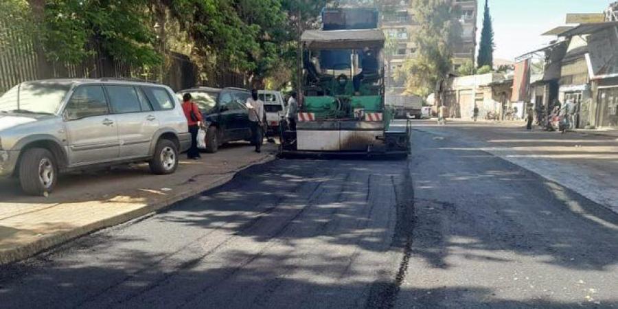 محافظة دمشق تنفذ أعمال مد قميص إسفلتي لعدد من الطرقات في البرامكة - اخبارك الان