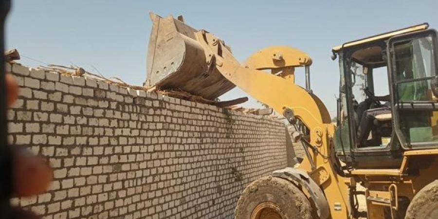 إزالة 8 حالات تعدى على الأراضي الزراعية بمركز الوقف - اخبارك الان