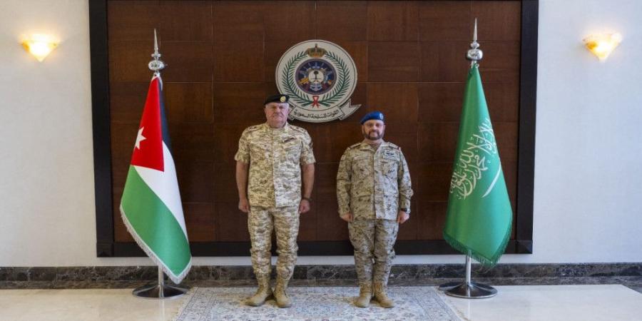رئيس هيئة الأركان المشتركة يبحث سبل التعاون العسكري مع نظيره السعودي - اخبارك الان