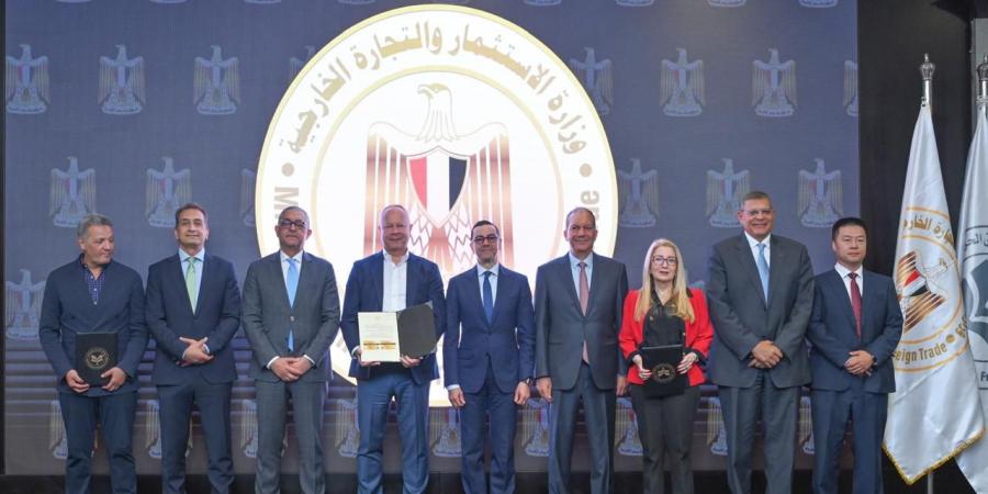 وزير الاستثمار يسلم 6 رخص ذهبية جديدة لعدد من المشروعات الاستثمارية - اخبارك الان