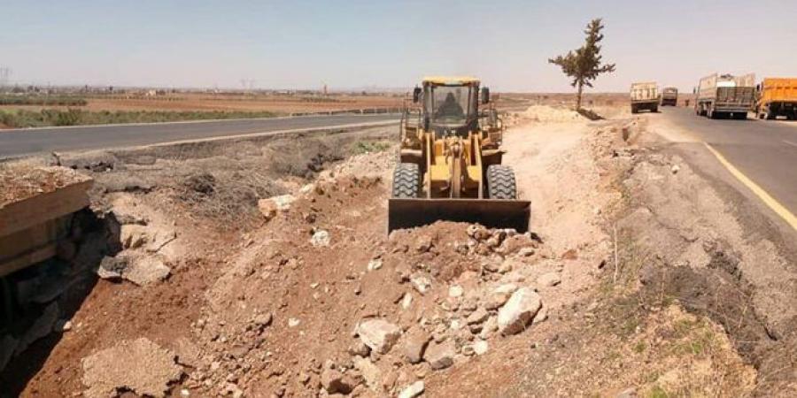 تنفيذ أعمال تأهيل لجسر سكة النجيح على الأوتوستراد الدولي في درعا - اخبارك الان