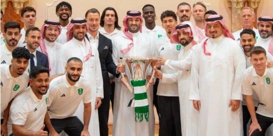 أخبار الرياضة - الأمير محمد بن سلمان يستقبل فريق الأهلي السعودي - اخبارك الان