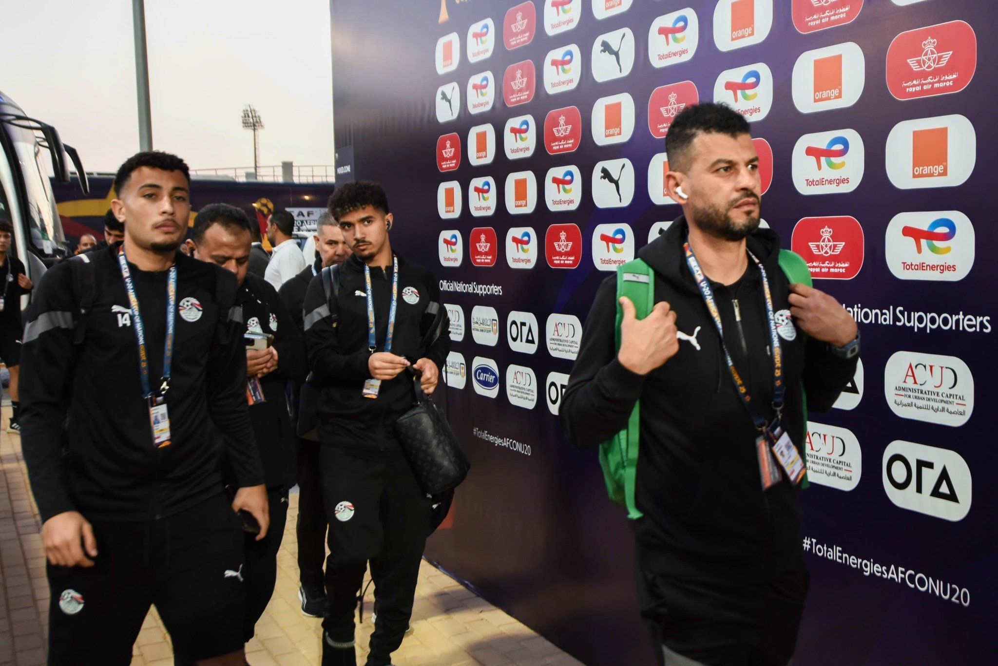 منتخب الشباب يصل استاد هيئة قناة السويس لمواجهة نظيره سيراليون (1) منتخب الشباب يصل استاد هيئة قناة السويس لمواجهة نظيره سيراليون (1)