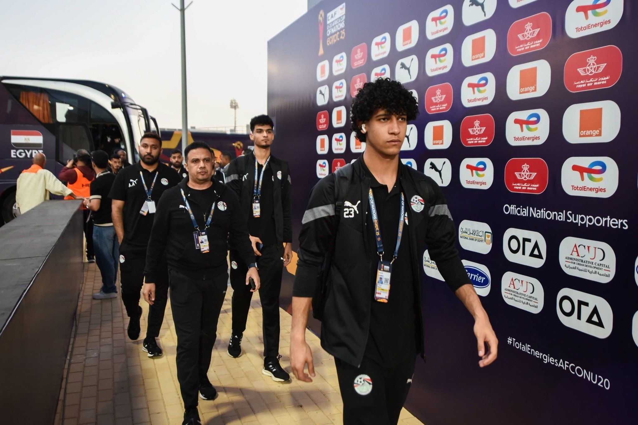 منتخب الشباب يصل استاد هيئة قناة السويس لمواجهة نظيره سيراليون (8) منتخب الشباب يصل استاد هيئة قناة السويس لمواجهة نظيره سيراليون (8)
