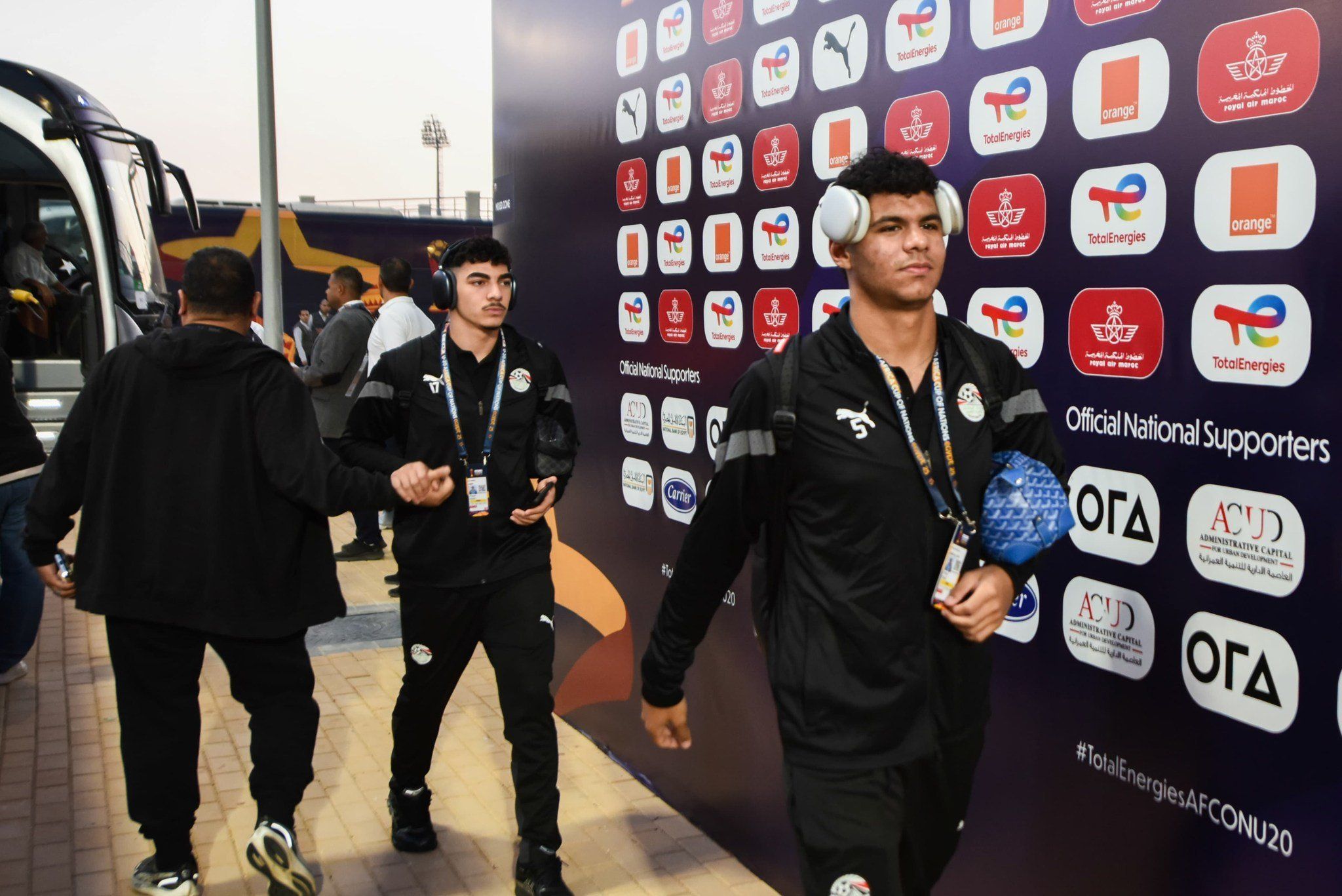 منتخب الشباب يصل استاد هيئة قناة السويس لمواجهة نظيره سيراليون (5) منتخب الشباب يصل استاد هيئة قناة السويس لمواجهة نظيره سيراليون (5)