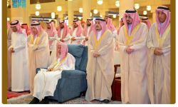 أمير الرياض يؤدي صلاة الميت على الأميرة جواهر بنت بندر