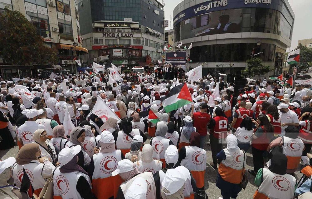 مسيرة الهلال الأحمر الفلسطيني في رام الله للمطالبة بحماية الطواقم الطبية - إذاعة صوت فلسطين