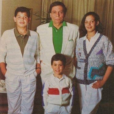 صورة عائلية قديمة لعادل إمام مع أبناءه (أرشيفية)
