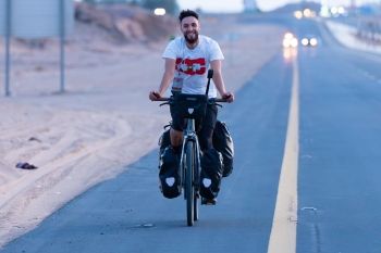 نموذج ملهم.. شاب بلجيكي يقطع آلاف الكيلومترات على دراجة لأداء الحج