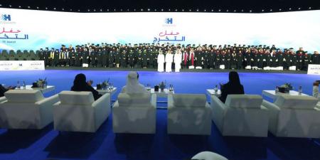 منصور بن محمد يشهد تخريج الدفعة الـ 15 من الدارسين في جامعة حمدان بن محمد الذكية - اخبارك الان