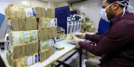 محلات الصرافة تصدم المواطنين بإعلان التسعيرة الجديدة للعملات الأجنبية مقابل الريال اليمني - اخبارك الان