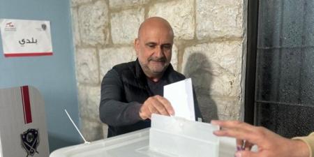 أبي رميا بعد الإدلاء بصوته في إهمج: بداية لمسار دستوري ونأسف لما حصل في المغيري ومشّان - اخبارك الان