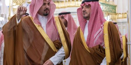 وزير الداخلية يزور المسجد النبوي ويؤدي الصلاة في الروضة الشريفة - اخبارك الان