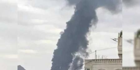 عاجل: انفجارات عنيفة في صنعاء جراء غارات اسرائيلية استهدفت المطار ومحطات الكهرباء والوقود - اخبارك الان