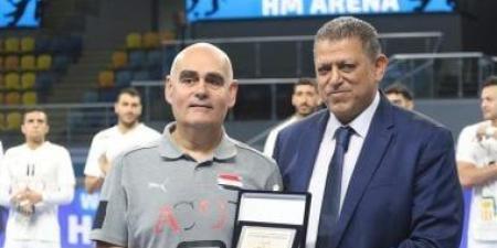 خالد فتحي يهدي باستور درع اتحاد اليد - اخبارك الان