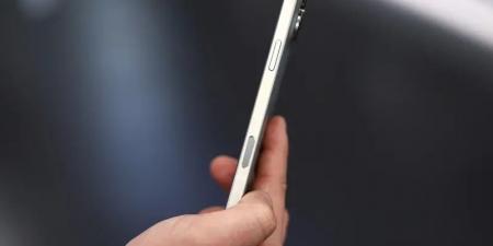 "iPhone 17 Air" قد يكون أنحف آيفون حتى مع غطاء الحماية - اخبارك الان