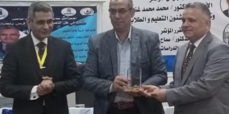 رئيس جامعة السويس يكرم وكيل وزارة التربية والتعليم - اخبارك الان
