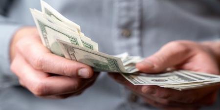 الدولار يستقر مع دعم تطورات التجارة - اخبارك الان