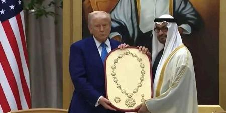 محمد بن زايد يمنح الرئيس الأميركي "وسام زايد" - اخبارك الان