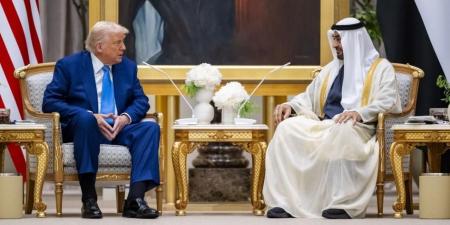 محمد بن زايد وترامب يبحثان العلاقات الاستراتيجية بين البلدين والتطورات الإقليمية - اخبارك الان