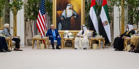 رئيس الدولة يبحث والرئيس الأميركي العلاقات الإستراتيجية بين البلدين والتطورات الإقليمية - اخبارك الان
