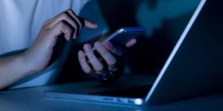 “متلازمة الرأس المتدلي”.. شاب ياباني ينحني للأبد بسبب كثرة استخدام الهاتف - اخبارك الان