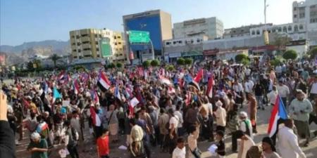 قرار بحظر المظاهرات الشعبية في عدن بعد اعتداء الانتقالي على المحتجين بساحة العروض - اخبارك الان