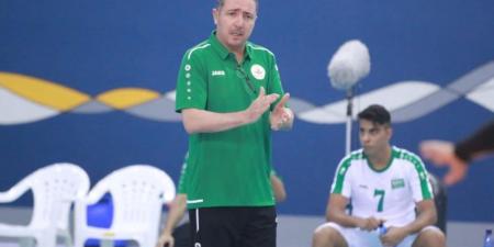 محمد بن الشيخ يشرف على تدريب المنتخب الاول لكرة الطائرة  - اخبارك الان
