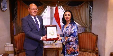 وزيرة التضامن الاجتماعي تلتقي رئيس جامعة سوهاج - اخبارك الان