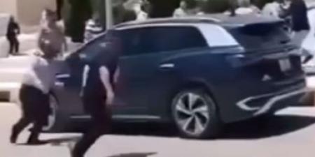 بالفيديو .. طلبة بجامعة عجلون الاهلية يحاولون مهاجمة رئاسة الجامعة بسبب حفلة تخرج - اخبارك الان