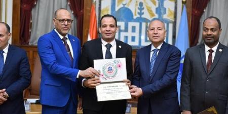 محافظ القاهرة يُكرم موظفا بوزارة العمل رفض رشوة  - اخبارك الان