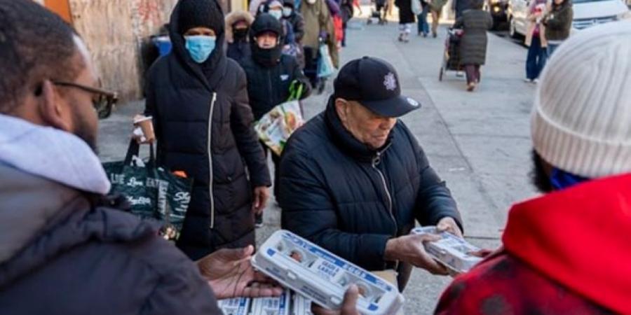 صور.. المئات يصطفون للحصول على البيض المجاني في شوارع نيويورك - اخبارك الان