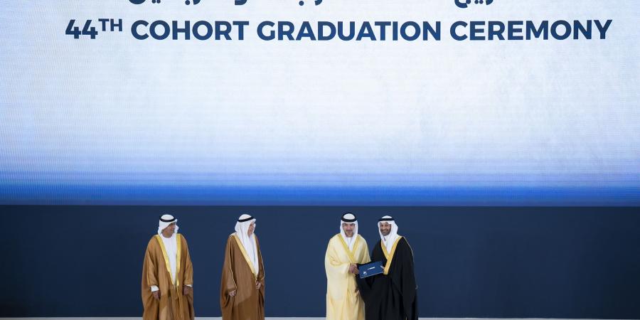 تحت رعاية رئيس الدولة.. هزاع بن زايد يشهد حفل تخريج الدفعة الـ44 من طلبة جامعة الإمارات - اخبارك الان