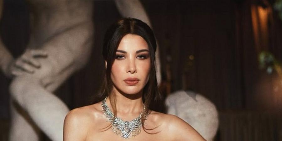 فستان نانسي عجرم يضعها في موقف محرج.. شاهدوا الفيديو - اخبارك الان