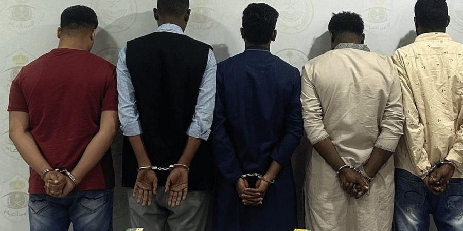 نشروا حملات حج وهمية.. شرطة خميس مشيط تقبض على 5 مقيمين - اخبارك الان