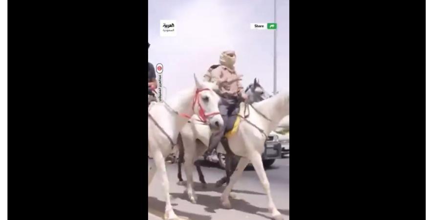 بالفيديو.. شاهد علي ظهور الخيل حجاج إسبان يصلون إلى منفذ الحديثة - اخبارك الان