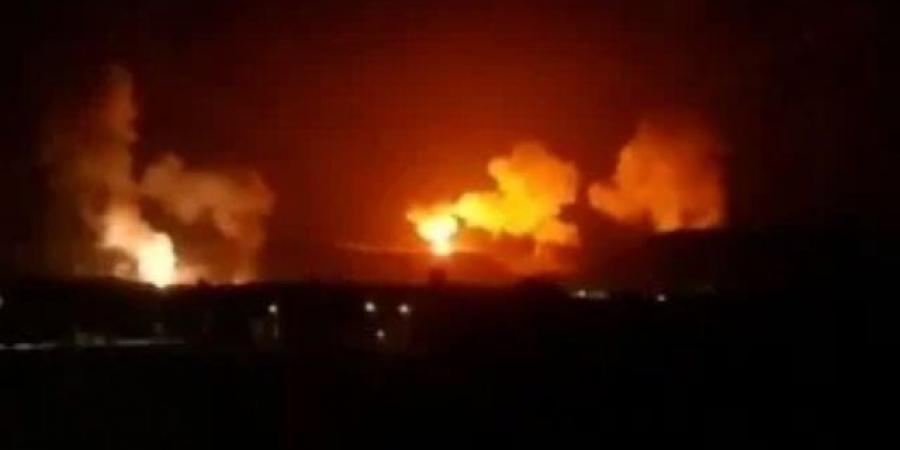 القاهرة الإخبارية: 5 غارات أمريكية استهدفت مواقع حوثية فى محيط مدينة صعدة - اخبارك الان